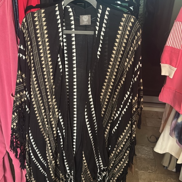 NWOT Vince Camuto Geometric Print Fringe Trim Kimono In Black and White - Picture 3 of 3